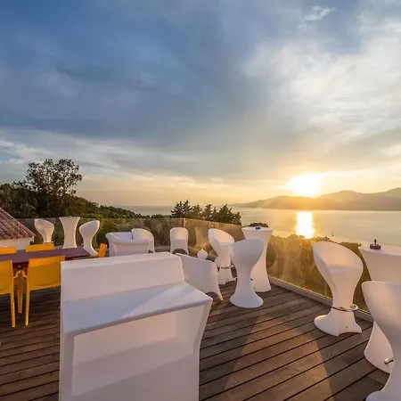 Domain U Tempu Persu Sleeps 12 With Park Вилла Портисьо