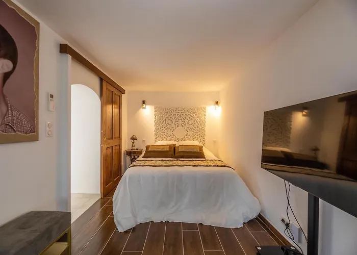 Domain U Tempu Persu Sleeps 12 With Park Villa
